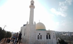 Filistin topraklarını gasbeden İsrailliler, Batı Şeria'da bir camiyi kundakladı