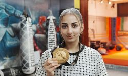 Filistinli Muaythai sporcusu genç kız, kazandığı altın madalyayı Gazze'ye armağan etti