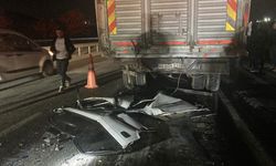 Gaziantep'te kamyon ile otomobilin çarpıştığı kazada 3 kişi öldü