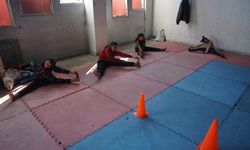 Gazze'de çocuklar, İsrail'in saldırılarıyla yanan spor kulübünde, travmayı atmaya çalışıyor