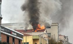 Güngören'de tekstil fabrikasında çıkan yangına müdahale ediliyor