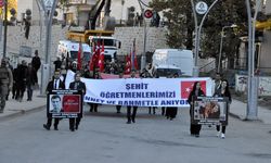 Hakkari'de öğretmenler, şehit meslektaşları için yürüdü