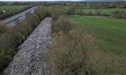 İngiltere'nin Oxfordshire bölgesinde bir araziye yüzlerce ton kaçak atık döküldü