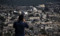 İsrail yerle bir ettiği sınırdaki Lübnan köylerinin karşısına ördüğü duvarı genişletiyor