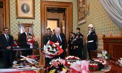 İstanbul Valisi Gül'den Atatürk'ün vefat ettiği Dolmabahçe Sarayı'ndaki odaya ziyaret