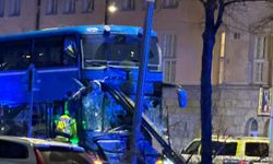 İsveç'in başkenti Stockholm'de otobüsün durağa çarpması sonucu ölü ve yaralıların olduğu bildirildi