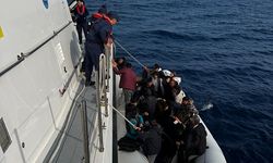 İzmir açıklarında 64 düzensiz göçmen kurtarıldı