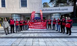 İzmir Büyükşehir Belediyesi işçileri oturma eylemini sürdürüyor