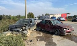 İzmir'de çarpışan 2 otomobilin sürücüleri yaralandı