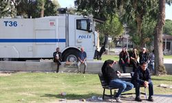 İzmir'de pazarcılar Bostanlı'da açılması planlanan tekstil fuarına karşı nöbet tutuyor