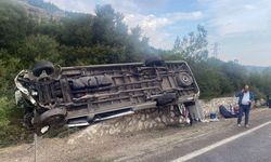 İzmir'de turistleri taşıyan minibüs devrildi, 4 kişi yaralandı