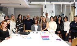 İzmir'de üniversite öğrencileri kentin sokaklarını yapay zekayla tabloya dönüştürdü