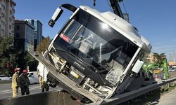 Kadıköy'de servis minibüsünün bariyerlere çıktığı kaza trafik yoğunluğuna neden oldu