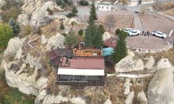 Kapadokya'da vadi yamacında izinsiz yapılan ve doğal dokuya uymayan iş yeri kaldırıldı