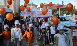 Karabük'te ana sınıfı öğrencileri lösemi hastaları için gökyüzüne balon bıraktı