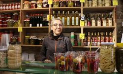 Karşılıklı turşu dükkanı işleten çiftin hikayesi 'Neşeli Günler' filmini hatırlatıyor