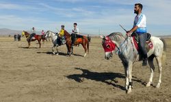 Kars'ta cirit ve at yarışlarında sporcular kıyasıya mücadele etti