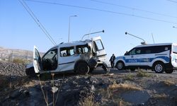 Kayseri'de lokomotifin çarptığı hafif ticari araçtaki 2 kişi yaralandı