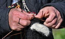 Keçi kılından 64 yıldır çorap örüyor