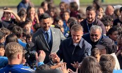 Kerem Aktürkoğlu, ilkokul öğrencisi Aras Şamlı'nın başkanlık vaadini yerine getirdi