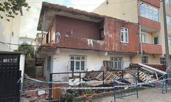 Kocaeli'de balkon duvarının bir bölümü yıkılan 2 katlı bina boşaltıldı