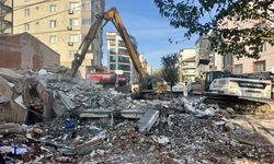 Kocaeli'de çöken apartman ve tahliye edilen binaların bulunduğu bölgede çalışmalar sürüyor