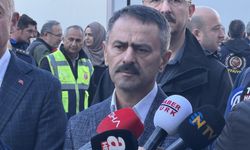 Kocaeli'de çöken apartmanın ve tahliye edilen binaların bulunduğu bölgede ekipler inceleme yapıyor