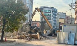 Kocaeli'de çöken binanın enkazını kaldırma çalışmaları başladı