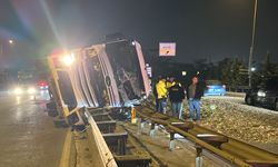 Kocaeli'de devrilen yonga yüklü tır trafiği aksattı