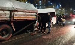 Kocaeli'de işçi servisi ile tırın çarpıştığı kazada 9 kişi yaralandı