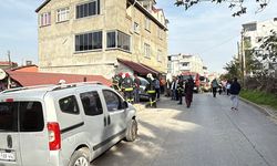 Kocaeli'de kaza yapan otomobil evin çatısına düştü