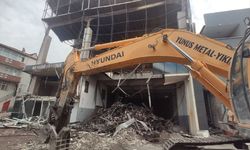 Kocaeli'de yangın çıkan fabrikanın yıkılması için çalışmalar sürüyor