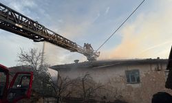 Kütahya'da köyde çıkan yangında 2 ev ile 1 ahır kullanılamaz hale geldi