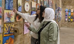 Lübnanlı çocuklar, tanık oldukları savaş sahnelerini 'umut dolu' tablolara dönüştürdü