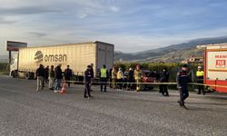 Manisa'da park halindeki tıra çarpan otomobilin sürücüsü öldü