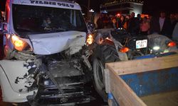 Manisa'da traktör ile çekicinin çarpıştığı kazada 3 kişi yaralandı