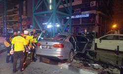 Manisa'da üst geçit ayağına çarpan otomobildeki 1 kişi öldü, 3 kişi yaralandı