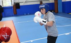 Milli boksörler Ece ve Berfin, Riyad'dan altın madalyalarla dönmek istiyor