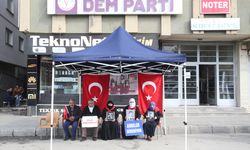 Muş'ta evlatlarına kavuşmak isteyen aileler, DEM Parti önündeki eylemlerini sürdürdü