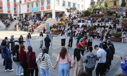 Rize'de üniversite öğrencileri vize sınavları öncesi tulum eşliğinde eğlendi