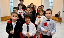 Rusya'daki Türk çocukları minik avuçlarıyla Atatürk'ün portresini yaptı