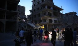 Şam'da devrik rejimin bombardımanında zarar gören bina çöktü