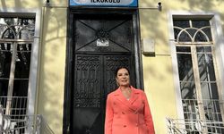 Sanatçı Hülya Koçyiğit, mezun olduğu ilkokulda öğretmenlerle bir araya geldi