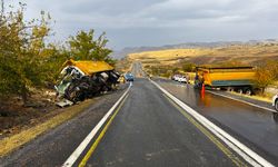 Şanlıurfa'da iki kamyonun çarpışması sonucu 1 kişi öldü, 1 kişi yaralandı