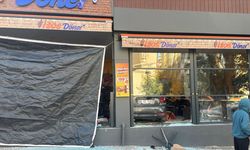 Şanlıurfa'da kontrolden çıkan otomobil dönerci dükkanına girdi