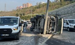 Sarıyer'de kontrolden çıkan beton mikseri, servis minibüsüyle çarpışarak devrildi