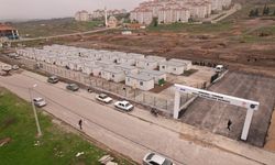 Sındırgı'da evleri hasar gören vatandaşlar geçici yaşam merkezine yerleştiriliyor