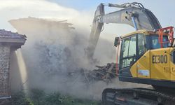 Sındırgı'da hasarlı yapıların yıkımı sürüyor