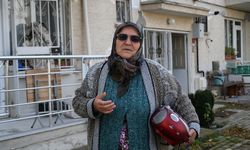 Sındırgı'daki depremde evi hasar gören kadın kızının hediyesi teybi yanından ayırmıyor