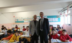 Sınıf öğretmeni meslektaşı olan eski öğrencisiyle aynı okulda görev yapıyor